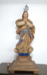 Brasil Séc. XVIII-XIX. NOSSA SRA. DA CONCEIÇÃO. Magnífica imagem em madeira maravilhosamente entalhada em único bloco de madeira e com sua pátina original. Apresenta sua grande coroa em PRATA batida repuxada e cinzelada. A imagem propriamente dita nos apresenta duas lindas cabeças de anjos entre nuvens estilizadas e o mundo à guisa de base para a imagem. Todo o conjunto apoia-se sobre base quadrada com trabalho em níveis escalonados. Medidas aprox. 160 cm de altura total com a base, a imagem com sua coroa 130 cm.