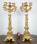 França Séc. XVIII/XIX. Magnífico e muito importante PAR DE CANDELABROS palacianos em BRONZE com seu riquíssimo banho à OURO ORMULU. AUTÊNTICO E DE ÉPOCA. Profusão de detalhes em suas bases e hastes centrais, linda representações também de crianças que seguram o suporte para 6 velas. Raríssimos de encontrar em tal estado no Brasil. Medida aprox. 80 cm de altura.