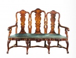 Lindo CADEIRAL holandês em mogno com rica marchetaria floral, tabelas sinuosas decoradas com elementos florais e troféus musicais. Móvel adquirido no leilão da Christies, European Works of Art, Decorative Objects, Carpets and Furniture, realizado em 4 de fevereiro de 1998. Medidas aprox. 112 cm de altura, 159 cm de largura e 65 cm de profundidade.