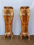 França Séc. XIX. Riquíssimo e muito raro PAR DE COLUNAS ditas `PEDESTAL STANDS`, construídos em madeira nobre e acabamento em pluma de rádica. Apresentam maravilhosa bronzeria com banho ORMULU representando bustos e ornamentos, tampos em antigos mármores verde tendo apliques em bronze a guisa de molduras. Apresentam ainda elaborados pés também em bronze ORMULU. Peças maravilhosas e em excelente estado de conservação. Oportunidade. Medidas aprox.: 144 cm de altura,  41 cm de largura e 41 cm de profundidade.