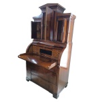 BIEDERMEIER SECRETAIRE ABATTANT. Maravilhoso móvel construído em madeira nobre - mogno flamejante antigo, séc. XIX. A parte superior nos apresenta um armário com 3 portas, ao meio um tampo retrátil que nos revela 6 pequenas gavetas nas laterais e ao centro uma abertura com linda marcheterie à guisa de moldura, tampo também retrátil. Na parte inferior apresenta 3 gavetões com trabalho em relevo em arco quando fechadas. Muito bom estado de conservação. Medidas aprox. 205 cm de altura, 106 cm de largura e 60 cm de profundidade.