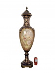 SEVRÈS França Séc. XIX. Magnífica e bela ÂNFORA em porcelana de SÈVRES autêntica de época. Apresenta em seu medalhão central rica pintura assinada representando cena de campo de altíssima qualidade. Apresenta antigo restauro na tampa o que nada desabona a importância e beleza da peça. Medidas aprox.: 94 cm de altura, 79 cm de circunferência e a base 20 x 20 cm.