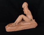D.H. CHIPARUS França. Muito linda e rara escultura em terracota  representando graciosa figura feminina, obra intitulada `Dreaming`. AUTÊNTICA, DE ÉPOCA e de excepcional qualidade. Assinada na base ao lado dos pés. Apresenta ainda marcações na base próxima a mão esquerda da figura. Obra estilo e época ART DECO (aprox. Déc. 30), de excepcional qualidade e em perfeito estado de conservação. O valor de venda dasa magnífica obra está menos que 50% da cotação internacional. Peça importante e extremamente chic, difícil de encontrar. Medidas aprox.: 35 cm de altura, 47 cm de comprimento e 17 cm de largura.