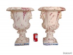 FÁBRICA DE SANTO ANTONIO PORTO. Portugal Séc. XIX. Maravilhoso PAR DE ÂNFORAS com esmaltagem branca marmorizada no tom carmim em maravilhosa faiança portuguesa. Apresenta cabeças de leão a guisa de pegas. Em suas bases a inscrição: ` FÁBRICA DE STO. ANTÔNIO PORTO`. Peças AUTÊNTICAS E DE ÉPOCA. Apresentam marcas do tempo e do uso em função da sua extensa antiguidade. Medidas aprox. 49 cm de altura e 20 x 20 cm de base.