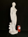 VICENTE LAROCCA. Excepcional e muito rara ESCULTURA ART DECO em MÁRMORE representando nu feminino. AUTÊNTICADE ÉPOCA. Obra ricamente esculpida em lindos detalhes. Apresenta-se segurando em sua mão esquerda um manto com lindo barrado e delicadas rosas ao lado e atrás de sua perna direita. Obra deslumbrante. Medidas aprox. 58 cm de altura.