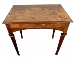 França Séc. XIX/XX. EMILE GALLÉ. Raríssima e muito importante mesa AUTÊNTICA,DE ÉPOCA,  construída em madeira nobre com rico trabalho fitomorfico em marqueterie. Magistral execução e excepcional qualidade. Apresenta-se apoiada sobre quatro pernas caneladas com gracioso movimento que dá característica ART NOVEAU  a peça. Essa excepcional peça além da decoração do tampo, apresenta também trabalho em marqueterie nas laterais e na parte frontal onde encontra-se gaveta com sua chave original. Apresenta-se assinada no csd de seu tampo `Galle`. Peça única para coleção. Medidas aprox.: 80 cm de altura, 80 cm de largura e 54 cm de profundidade.