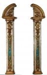  Portugal séc. XVIII. Maravilhoso par de pilastras estilo e época D. Maria I em madeira com sua rica policromia e marmorização à ouro. Medidas aprox. 170 cm de altura, 37 cm de largura e 12 cm de profundidade.