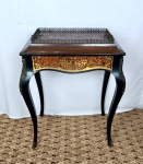 França Séc. XIX. Charmosa MESA FLOREIRA BOULLE. Apresenta rico trabalho em marcheterie com apliques de tartaruga. Bandeja removível com pegas em bronze e circulada por bela galeria em bronze trabalhado. Apoia-se sobre quatro pernas curvas com apliques em bronze e finalizando com acabamento também em bronze nos pés. Medida da abertura aprox. 45 x 30 cm. Medidas da mesa aprox. 76 cm de altura, 63 cm de comprimento e 46 cm de largura. Item extremamente chic e decorativo.