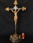 MESTRE PIRANGA (atribuído). Brasil Séc. XVIII. Estupendo e excepcional CRUCIFIXO com NOSSO SENHOR JESUS CRISTO em madeira nobre ricamente entalhado e esculpido. Peça de excepcional qualidade. Apresenta ornamento em PRATA, as terminações no mais puro BARROCO MINEIRO com acabamento à OURO. A Cruz propriamente dita com a feitura característica desse muito importante é monumental Mestre Santeiro. Peça com alto valor museológico. Obra já encaminhada ao IPHAN (Instituto do Patrimônio Histórico e Artístico Nacional). Item de coleção. Rara oportunidade. Medidas aprox. do CRUCIFIXO: 86 cm de altura e 45 cm de largura e medidas aprox. do CRISTO: 34 cm de altura e 23 cm de largura. Excelente estado de conservação.
