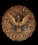 Brasil Séc. XVIII/XIX. Minas Gerais. DIVINO ESPÍRITO SANTO. Estupendo e magnificamente entalhado e com profusão de acabamentos à OURO. Apresenta-se montada sobre belíssima base com maravilhosa ornamentação à OURO com decoração floral que dá grande leveza a esse importante e raro conjunto. Obra extremamente importante com alto valor museológico. Obra já analisada pelo IPHAN. Medida aprox.  40 cm de diâmetro e 14 cm de profundidade.