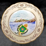 França Séc. XIX. Rico e muito raro prato de extrema beleza apresentando Baia da Guanabara ao fundo, provavelmente Outeiro da Glória na parte central com rico Brasão Imperial Brasileiro. Marcado na parte posterior Mansard 34 Rue Paradis Paris. Em muito bom estado de conservação. Apresenta tonalidade creme com rica e profusa decoração a ouro em sua borda. Item de coleção. Medida aprox.: 24 cm de diâmetro.