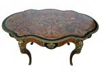 França, séc. XIX. Linda mesa estilo BOULLE. ESTILO E ÉPOCA IMPÉRIO FRANCÊS. Mesa de apresentação com rico trabalho em tartaruga e aplicações em BRONZE em rico trabalho de cinzel. Todo o conjunto com banho de ouro mercúrio (ORMULU). Possui tampo oblongo de contornos irregulares com magistral trabalho em marchetaria em bronze também a banho de ouro mercúrio. Apoia-se sobre quatro pernas recurvas que apresentam quatro fantásticas representações de bustos de figuras femininas no mais rico trabalho de cinzel. Apresenta uma gaveta. Medidas aprox. 77 cm de altura, 155 cm de comprimento e 93 cm de profundidade.