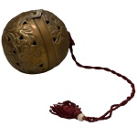 Antigo defumador oriental em metal dourado  para colocação de elementos aromáticos com fio para se carregar ou pendurar, medindo 8cm de diâmetro.