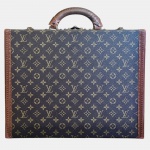 Maleta President classeur da grife francesa Louis Vuitton em canvas monogram clássico da manufatura com interior na cor creme, de meados dos anos 1980 em excelente estado de conservação, medindo 44x12x45cm. Tranca a chave não funciona mas segura a trava.