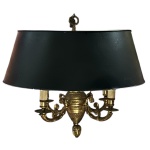GOA0073 - lustre francês em bronze cinzelado com cúpula em metal na cor preta, medindo 46cm de altura e 50cm de diâmetro. Fiação não verificada.