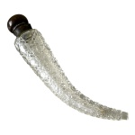 BACCARAT - Antigo e muito raro perfumeiro frances da manufatura francesa Baccarat com lapidação tijolinho e tampa em bronze com tampa interna original, medindo 23cm de comprimento.