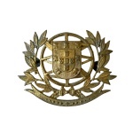 BRASIL IMPÉRIO - Antigo aplique representando brasão do império português envolto em louros em bronze ormolu, medindo 6,5cm de largura e 5cm de altura.