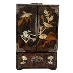 Antigo móvel porta jóias chinês em madeira incrustada com materiais semelhantes a tartaruga e madre pérola, apresenta 4 gavetas internas e 1 externa com fundo falso, medindo 31x20x15cm.