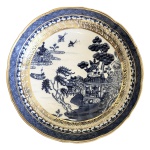 Prato em porcelana companhia das índias no padrão azul e branco com filetação a ouro, medindo 16cm de diâmetro.