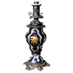 GOA0067 - Antigo lampião francês em porcelana vieux Paris adaptado para luz elétrica com encaixe para cúpula de abajur com corpo em porcelana nas cores bleu de roi e filetação a ouro, monture em bronze, medindo 52cm de altura e 21cm de largura.A peça tambémém pode ser usada como anfora ou vaso.
