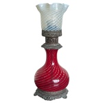 GOA0070 - Abajur em murano italiano colorido em fios de vidro nas cores vermelho e branco, monture em bronze, medindo 35cm de altura e 15cm de diâmetro.