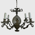 Antigo lustre em bronze francês ao estilo rococó com grande peça central em cristal lapidado. Esse lote se encontra em posse do comitente em Minas Gerais e deverá ser enviado preferencialmente via correios.