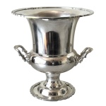Balde para garrafa de champanhe ou vinho em metal espessurado a prata, medindo 26cm de altura e 24cm de diâmetro.