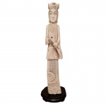 antiga escultura japonesa em osso finamente esculpido e gravado retratando dama com costumes da época, peça de meados dos anos 1900 em excelente estado de conservação, apresentando apenas a falta de sua mão direita, comum falta em peças desse tipo de material e feitura. Medindo 36cm de altura. Esse lote se encontra em posse do comitente em Minas Gerais e deverá ser enviado preferencialmente via correios.