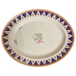 CIA DAS ÍNDIAS - Travessa em porcelana companhia das índias possivelmente do bispo de mariana, com barra azul e flores ao centro, possui restauro. medindo 37x30cm. 