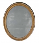 Espelho feitio oval com moldura com patina dourada a folhas de ouro  com marcas do tempo. Essa peça deverá ser retirada no Cosme velho por conta do arrematante. Medindo 73 x 59 cm