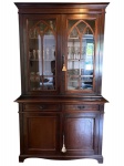 Antigo móvel louceiro em jacarandá da manufatura Laubisch Hirth com vidros decorados ao estilo gótico e corpo entalhado ao estilo do império brasileiro, parte superior composta por 4 prateleiras sendo 3 com regulagem de altura, 2 gavetas e abaixo e armário com 2 prateleiras, medindo 215cm de altura, 125cm de largura e 52cm de profundidade. Peça divisível em duas partes. Retirada no Cosme Velho, zona sul do Rio de Janeiro com agendamento prévio.