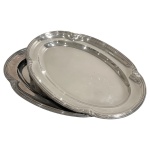 PRATA DE LEI - Par de travessas em prata de lei francesa da manufatura Tetard Freres monogramadas contrastadas cabeça de mercúrio medindo 44cm de largura e 29cm de comprimento e pesando 2485 gramas. 