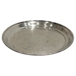 PRATA DE LEI - Bandeja circular em prata de lei marcado Sterling em sua base com trabalho de cinzelagem em seu fundo e borda lisa medindo 21cm de diâmetro e pesando 217 gramas.
