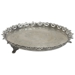 PRATA DE LEI - Salva em prata de lei portuguesa contrastada P coroa com fundo cinzelado com dedicatória e varanda fenestrada medindo 30cm de diâmetro e pesando 624 gramas.