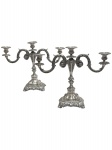 PRATA DE LEI - Par de candelabros em prata de lei portuguesa contrastada J coroa e marca do prateiro, medindo 25cm de altura, 30cm de largura e pesando 2998 gramas.