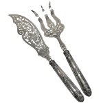 PRATA DE LEI - Par de talheres de serviço em prata de lei francesa contrastada cabeça de minerva com riquíssimo trabalho de ourivesaria medindo 29cm, 26cm repectivamente e pesando 228 gramas.