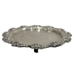 PRATA DE LEI - Salva em prata de lei portuguesa contrastada J coroa e marca do prateiro com decoração vegetalista e sua borda e fundo cinzelado medindo 20cm de diâmetro e pesando 225 gramas. 