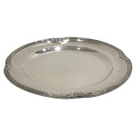 PRATA DE LEI - Travessa circular em prata de lei francesa da manufatura Tetard Freres monogramadas contrastadas cabeça de mercúrio medindo 33cm de diâmetro e pesando 1024 gramas.