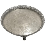 PRATA DE LEI - Salva em prata de lei contrastada com marca do prateiro, varanda fenestrada, bordas peroladas e pés em garra medindo 35cm de diâmetro e pesando 1480 gramas.