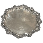 PRATA DE LEI - Grande salva em prata de lei portuguesa contrastada javali de primeiro título do prateiro Leitão e filhos da cidade de Lisboa decorada com flores e conchas, fundo cinzelado, medindo 45cm de diâmetro e pesando 1648 gramas.