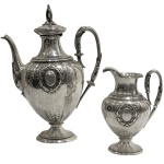 PRATA DE LEI - Par de peças para café em prata de lei russa contrastada 84 zlotnik com corpo alngado, reserva para monograma em alto relevo e borda perolada medindo o bule 28cm de altura, largura 21cm, a leiteira 15cm de altura e 10cm de largura e pesando no total 892 gramas.