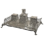 PRATA DE LEI - Grande tinteiro em prata de lei inglesa contrastada da manufatura Elkington e co ainda com os vidros originais, medindo 14cm de altura, 27cm de largura, 17cm de comprimento e pesando 1373 gramas no total. 