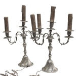PRATA DE LEI - Par de candelabros em prata de lei portuguesa contrastada P coroa e marca do prateiro convertidos para luz elétrica de medindo no total 40cm de altura, 25cm de largura e pesando 1723 gramas no total (bruto). Fiação no estado. 