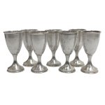 PRATA DE LEI HEBRAICA - Conjunto de 7 taças em prata de lei sterling medindo 9cm de altura e pesando 280 gramas.