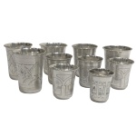 PRATA DE LEI - Raríssima coleção de dez copos judaicos em prata de lei russa contrastada 84 zlotnik medindo 8cm o maior e 5cm de altura e pesando 449 gramas no total.  
