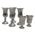 PRATA DE LEI - Lote composto por 6 taças em prata de lei hebraica de pé alto medindo as menores 7cm de altura, as maiores 11cm de altura e pesando 235 gramas. . 