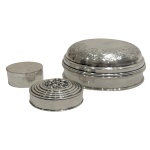 PRATA DE LEI - Lote constando 3 caixas em prata de lei contrastadas sendo duas portuguesas e a maior brasileira medindo respectivamente 13x5,5cm 7x2,5cm 5,5x2,5cm e pesando 397 gramas. 