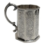 PRATA DE LEI - Antigo mug em prata de lei inglesa contrastada com corpo octagonal cinzelado e trabalho a cinzel medindo 10cm de altura, 9cm de largura e pesando 172 gramas. 