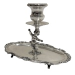 PRATA DE LEI - Castiçal em prata de lei de teor 925 contrastado medindo 14cm de altura, 17cm de comprimento e pesando 311 gramas. 