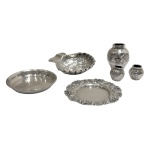 PRATA DE LEI - Lote de peças em prata de lei de diversas procedências sendo dois pequenos pratinhos, cinzeiro e 3 vasos em miniatura medindoo menor 3cm e o maior comprimento no cinzeiro 10cm e pesando 134 gramas.